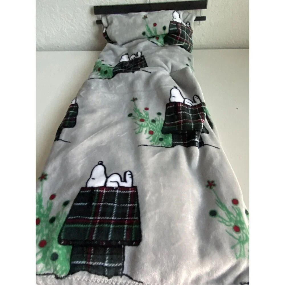 Peanuts Snoopy‎ Plaid Doghouse Christmas Tree VelvetLoft Throw Blanket 50 X 70”